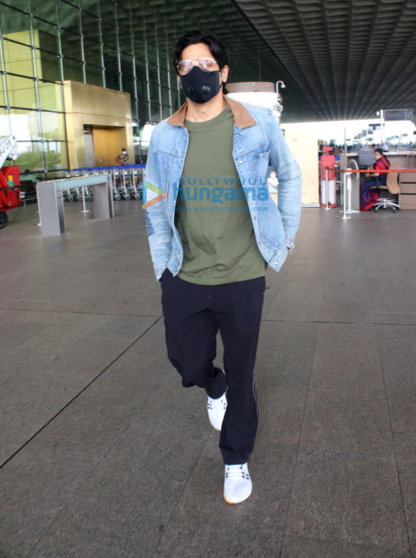 photos sidharth malhotra snapped at the airport 4