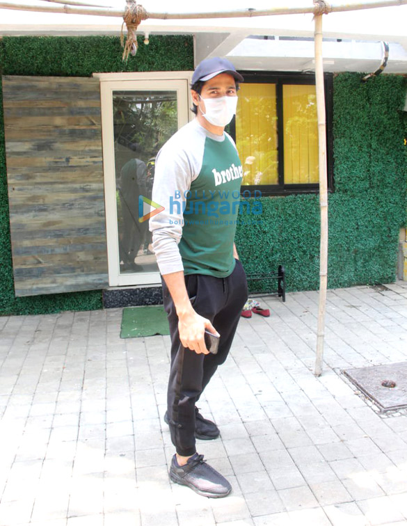photos sidharth malhotra spotted at a dental clinic in andheri lokhandwala 4