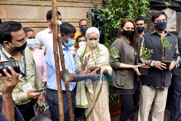 photos sonakshi sinha shatrughan sinha and poonam sinha snapped during tree plantation in juhu 1