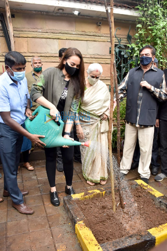 photos sonakshi sinha shatrughan sinha and poonam sinha snapped during tree plantation in juhu 5