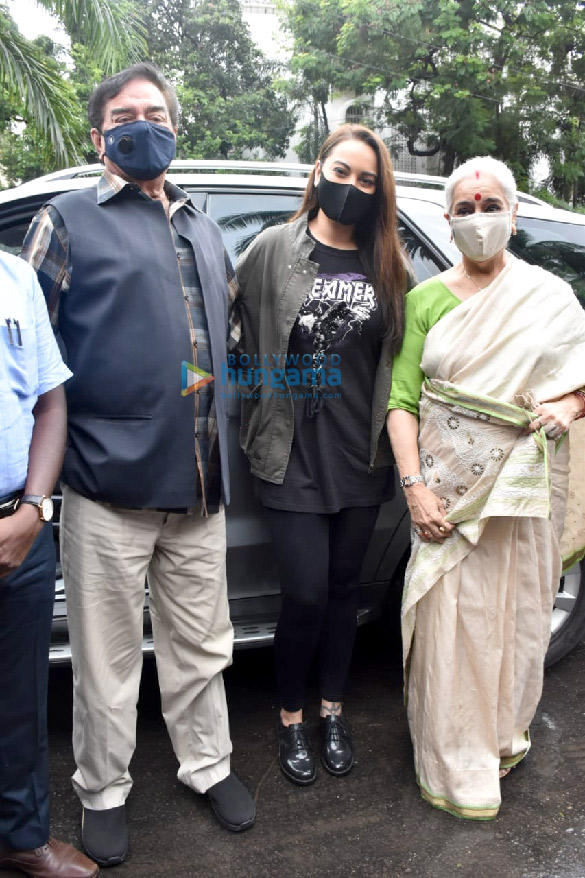 Photos: Sonakshi Sinha, Shatrughan Sinha and Poonam Sinha snapped during tree plantation in Juhu Photos: Sonakshi Sinha, Shatrughan Sinha and Poonam Sinha snapped during tree plantation in Juhu