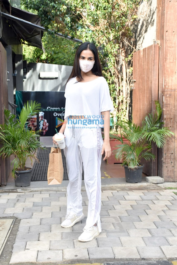 Photos: Sonal Chauhan snapped at a cafe in Juhu Photos: Sonal Chauhan snapped at a cafe in Juhu