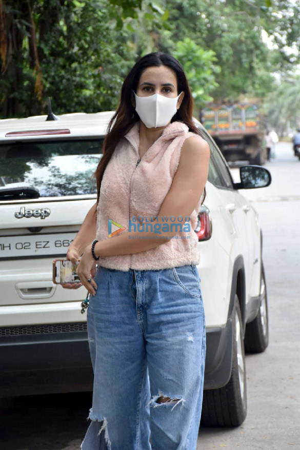 Photos: Sonnalli Seygall snapped in Juhu Photos: Sonnalli Seygall snapped in Juhu
