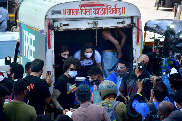 photos sunny leone snapped distributing food at earth cafe in bandra 1 2