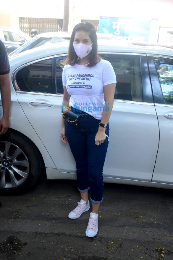photos sunny leone snapped distributing food at earth cafe in bandra 1