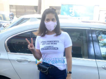 Sunny Leone and Daniel Weber snapped distributing food at Earth cafe in Bandra