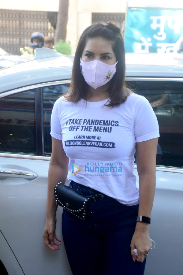 photos sunny leone snapped distributing food at earth cafe in bandra 3