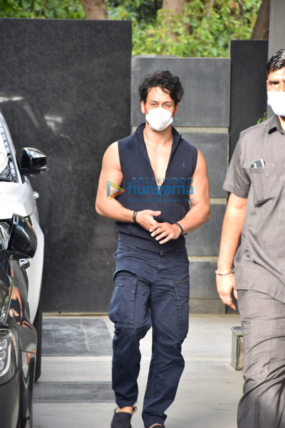 photos tiger shroff snapped at puja films in juhu 1
