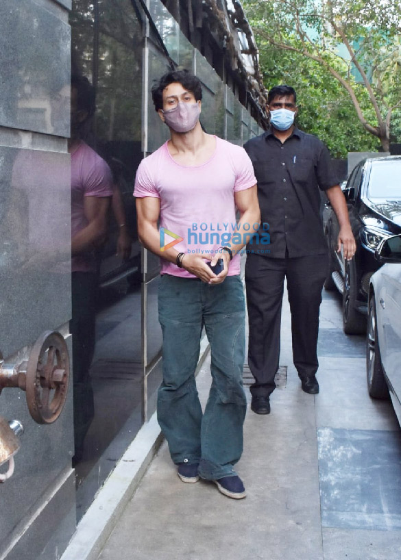 photos tiger shroff snapped at puja films in juhu 4 2