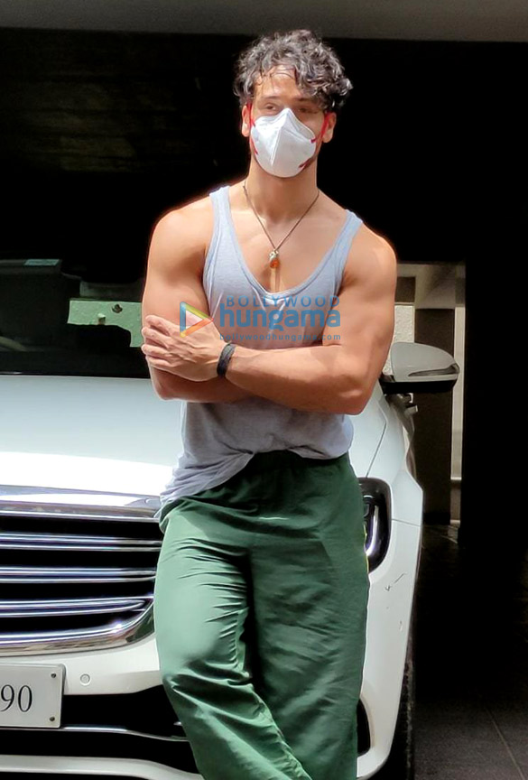 Photos: Tiger Shroff snapped at his residence in Bandra Photos: Tiger Shroff snapped at his residence in Bandra