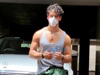 Photos: Tiger Shroff snapped at his residence in Bandra