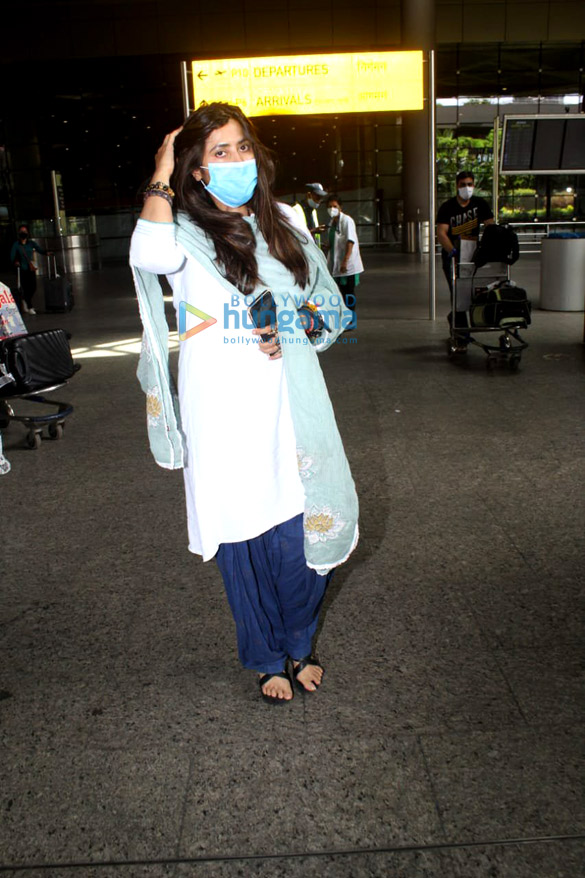 photos urvashi rautela kangana ranaut and ekta kapoor snapped at the airport 2