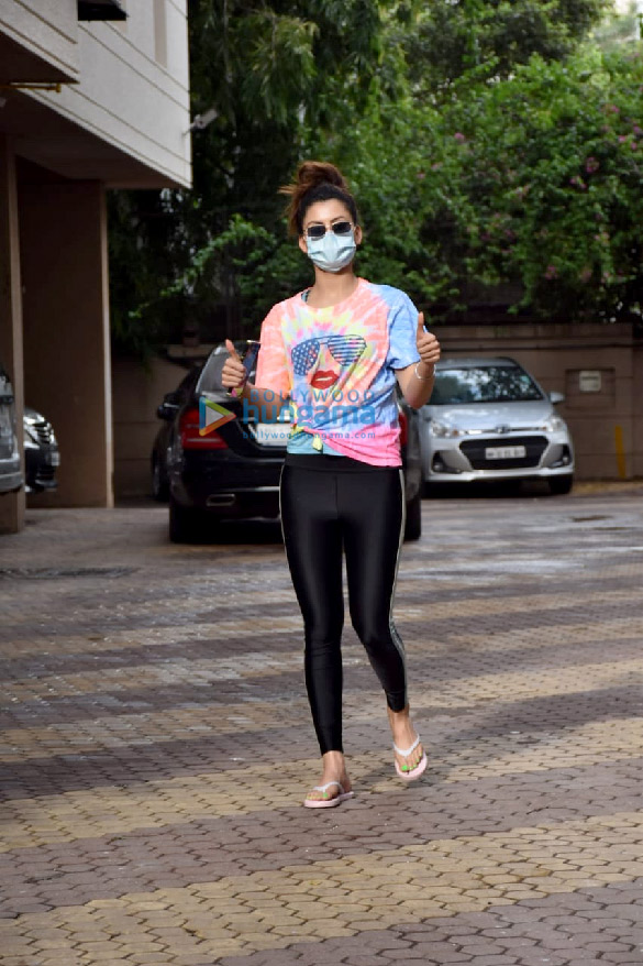 photos urvashi rautela snapped in juhu 4 6