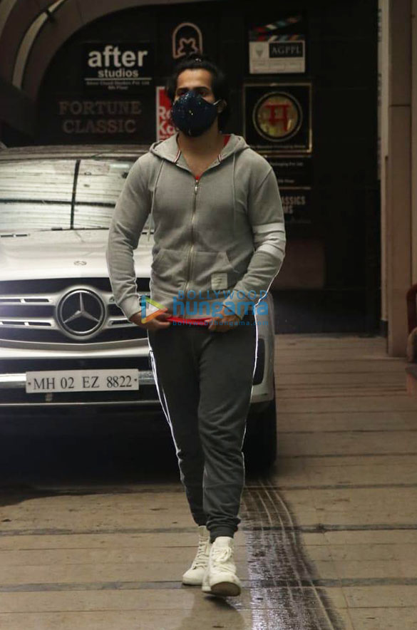 photos varun dhawan snapped at a gym in bandra 1