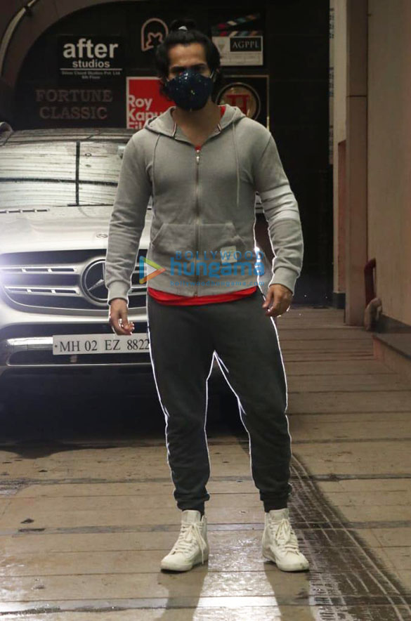 Photos: Varun Dhawan snapped at a gym in Bandra