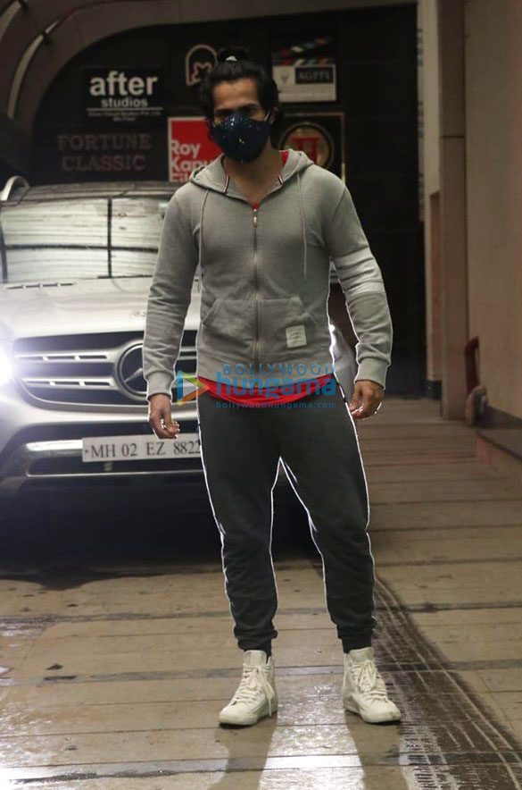 photos varun dhawan snapped at a gym in bandra 4