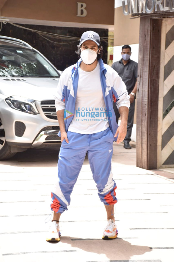 photos varun dhawan snapped at a gym in juhu 2