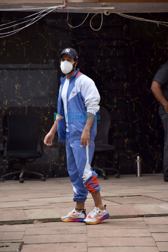 photos varun dhawan snapped at a gym in juhu 5