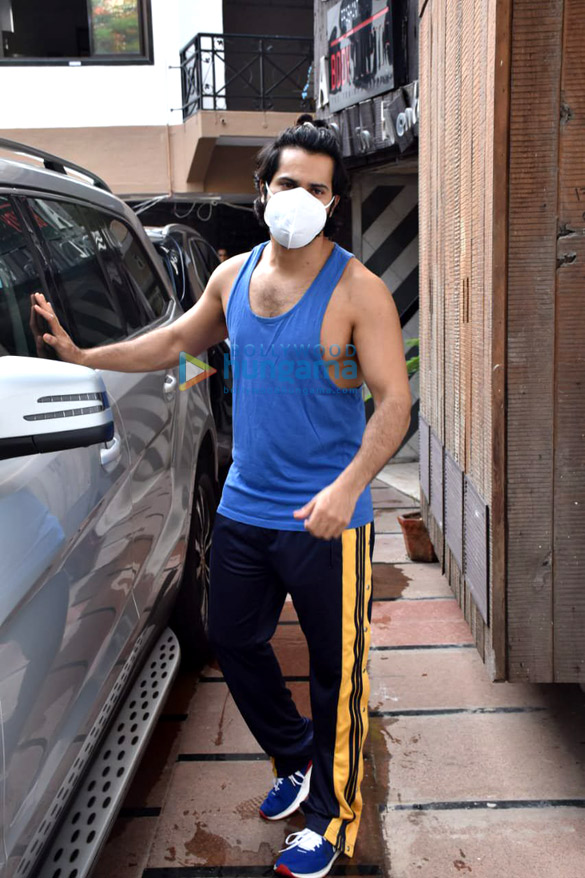Photos: Varun Dhawan snapped at the gym in Juhu