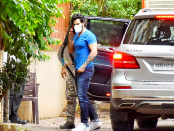 Photos: Varun Dhawan snapped in Juhu Photos: Varun Dhawan snapped in Juhu