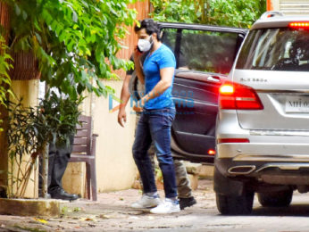 Photos: Varun Dhawan snapped in Juhu