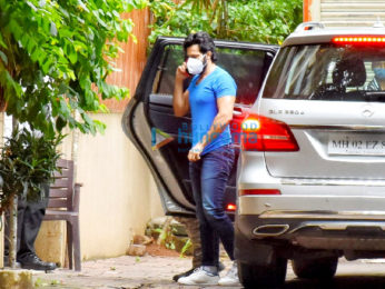 Photos: Varun Dhawan snapped in Juhu
