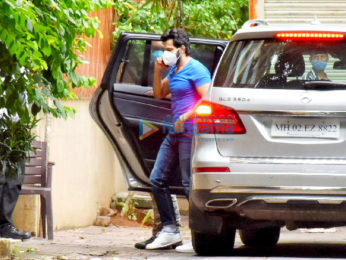Photos: Varun Dhawan snapped in Juhu