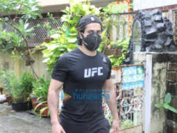 Photos: Varun Dhawan spotted in Bandra