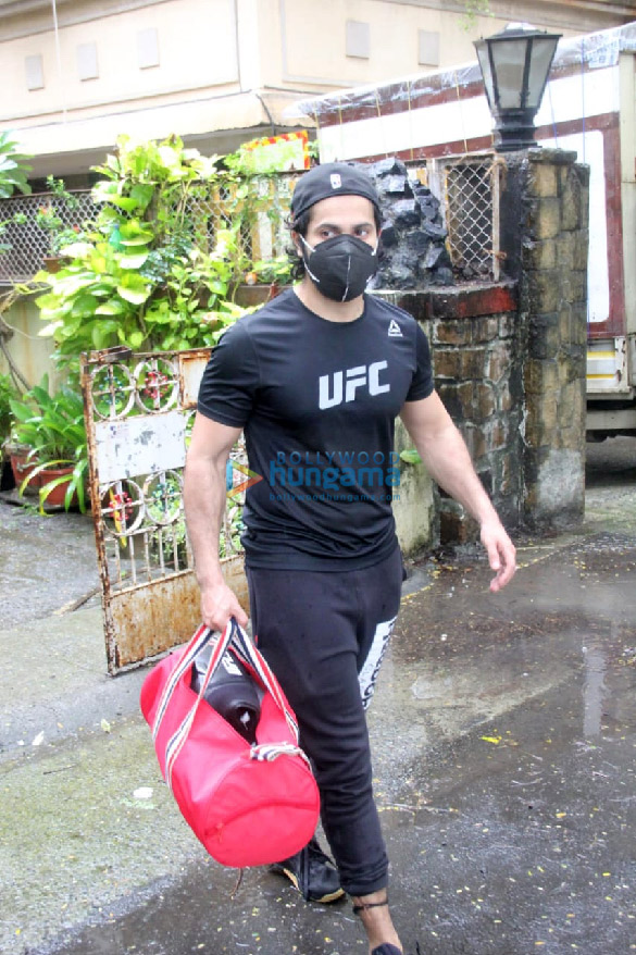 photos varun dhawan spotted in bandra 2 2