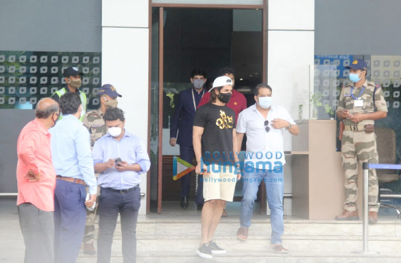 photos vijay deverakonda snapped at kalina airport 2