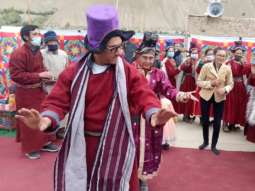Aamir Khan Dances in Ladakhi Costume in Wakha, Ladakh | Traditional Folk Dance | Laal Singh Chaddha