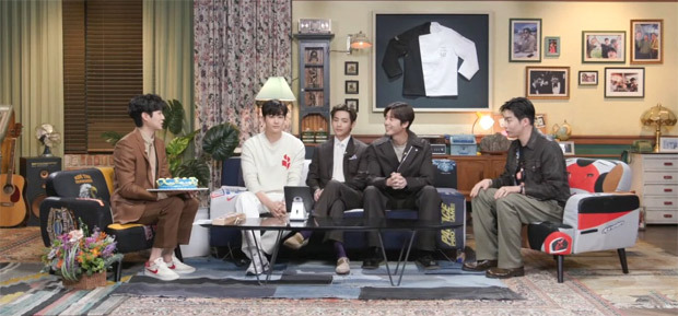 BTS' V joins Park Seo Joon, Park Hyung Sik, Peakboy for Choi Woo Shik's 10th anniversary fanmeeting BTS' V joins Park Seo Joon, Park Hyung Sik, Peakboy for Choi Woo Shik's 10th anniversary fanmeeting