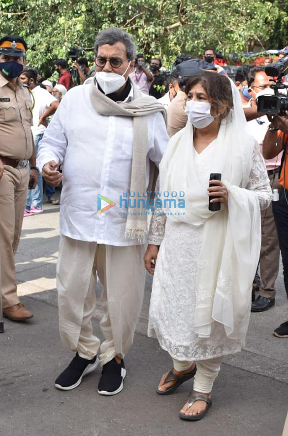 celebs snapped at last rites of dilip kumar 005