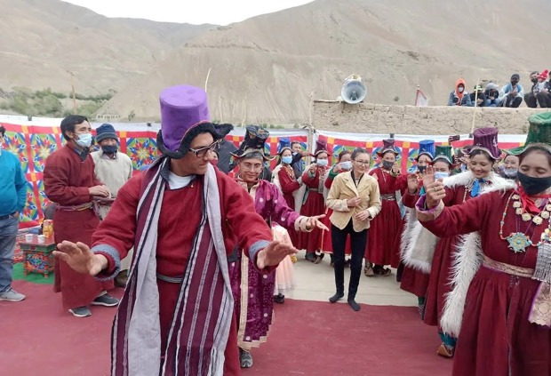Days after announcing their divorce, Aamir Khan and Kiran Rao dance together on the sets of Laal Singh Chaddha in Ladakh Days after announcing their divorce, Aamir Khan and Kiran Rao dance together on the sets of Laal Singh Chaddha in Ladakh
