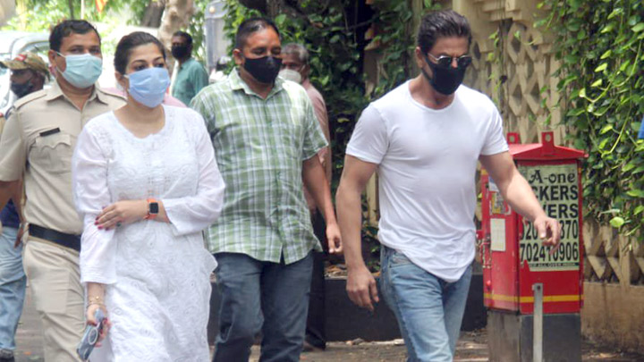 EXCLUSIVE- Shah Rukh Khan, Ranbir Kapoor & other celebs arrive at Dilip Kumar Saab’s residence EXCLUSIVE- Shah Rukh Khan, Ranbir Kapoor & other celebs arrive at Dilip Kumar Saab’s residence
