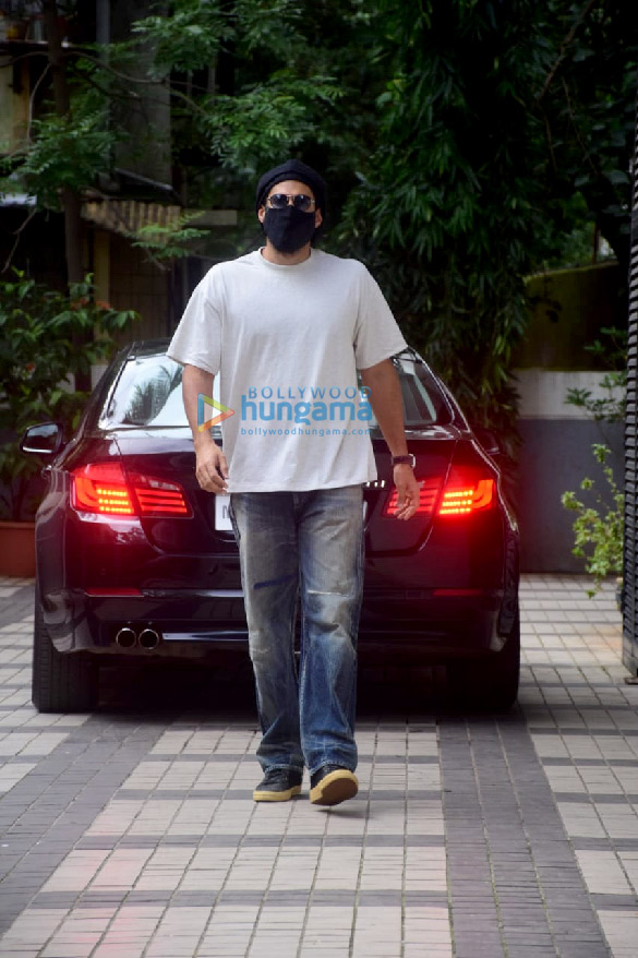photos aditya roy kapur spotted at a clinic in khar 2