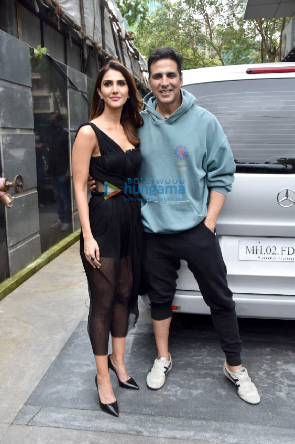 photos akshay kumar vaani kapoor and jackky bhagnani snapped promoting their film bellbottom 2