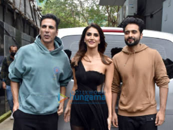 Photos: Akshay Kumar, Vaani Kapoor and Jackky Bhagnani snapped promoting their film Bellbottom