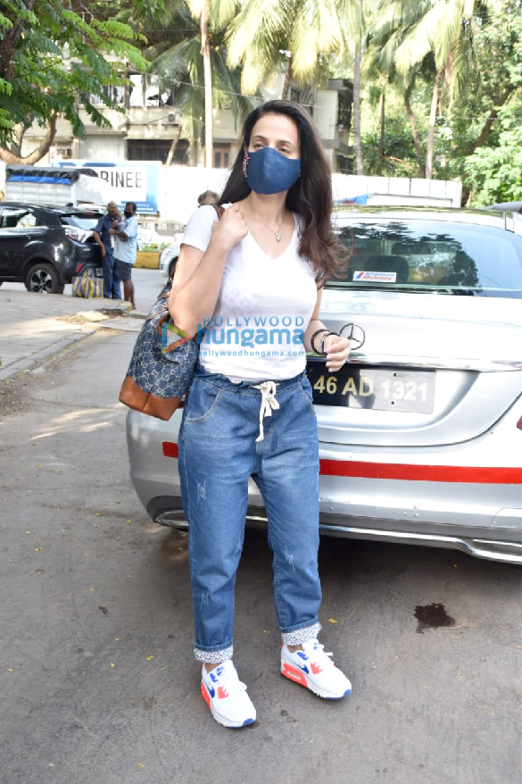 photos ameesha patel snapped in juhu 4