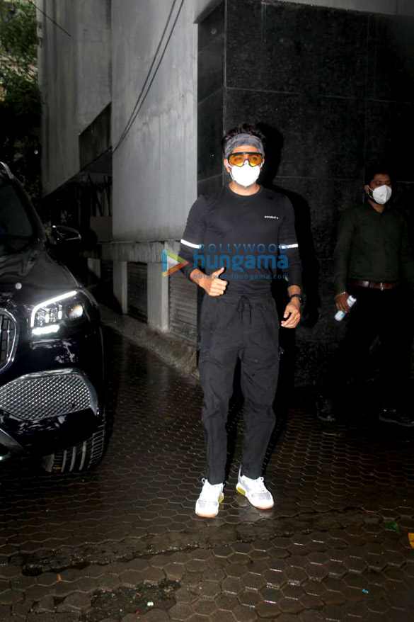 photos ayushmann khurrana spotted at the clinic with his new car 3