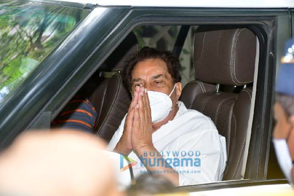 photos celebs arrives at dilip kumars residence to pay their last respects 1