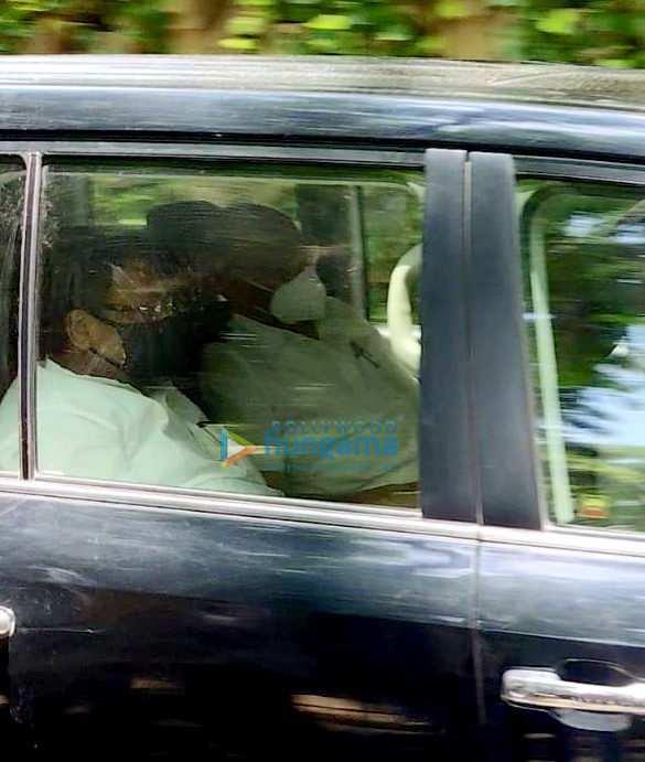 photos celebs arrives at dilip kumars residence to pay their last respects 1 6