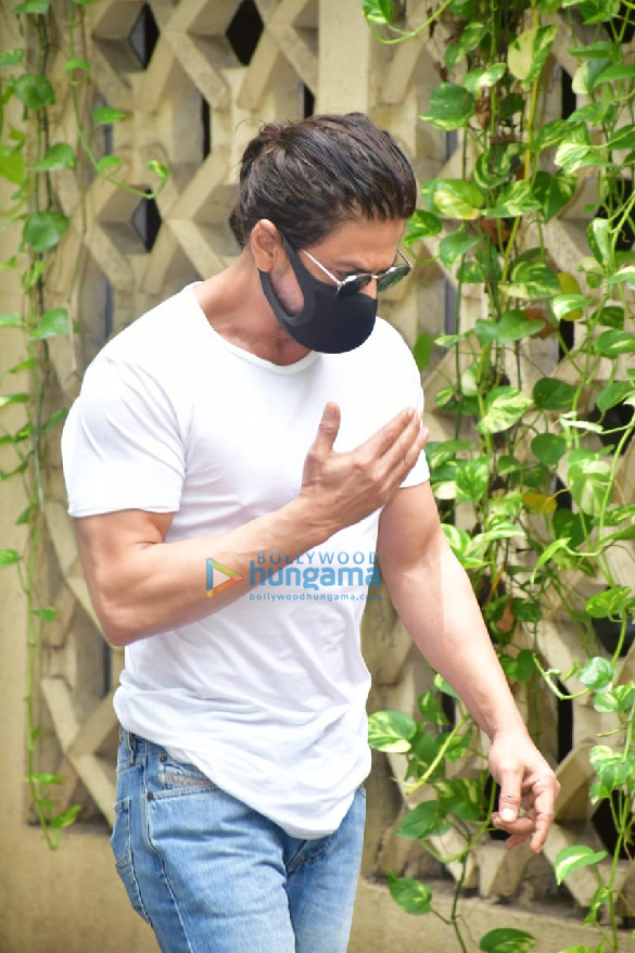 photos celebs arrives at dilip kumars residence to pay their last respects 2 2