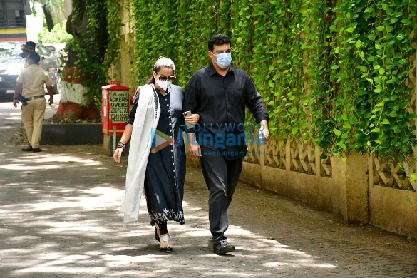 photos celebs arrives at dilip kumars residence to pay their last respects 2