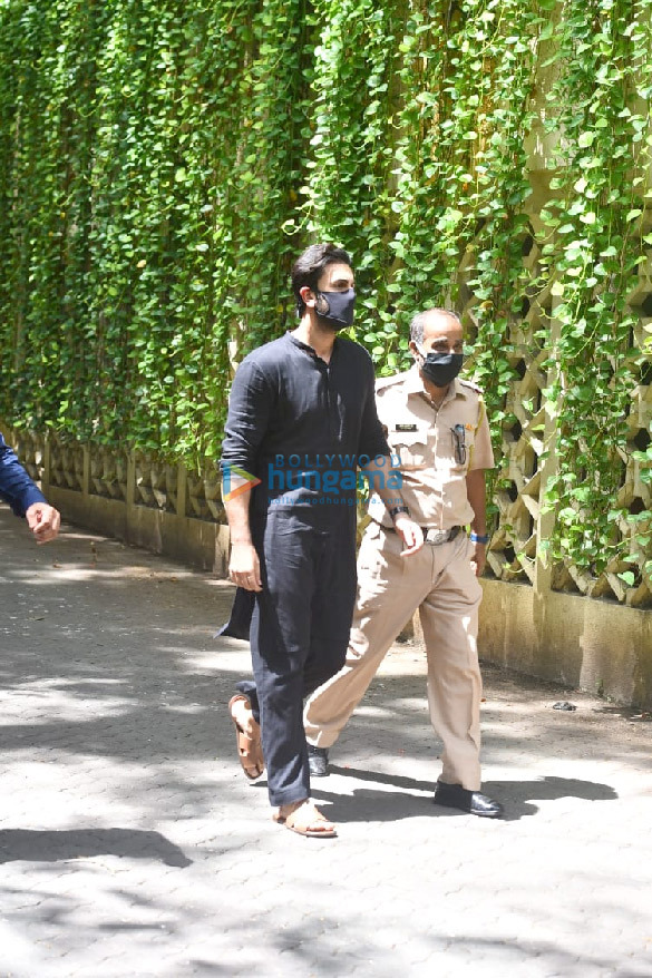 photos celebs arrives at dilip kumars residence to pay their last respects 23