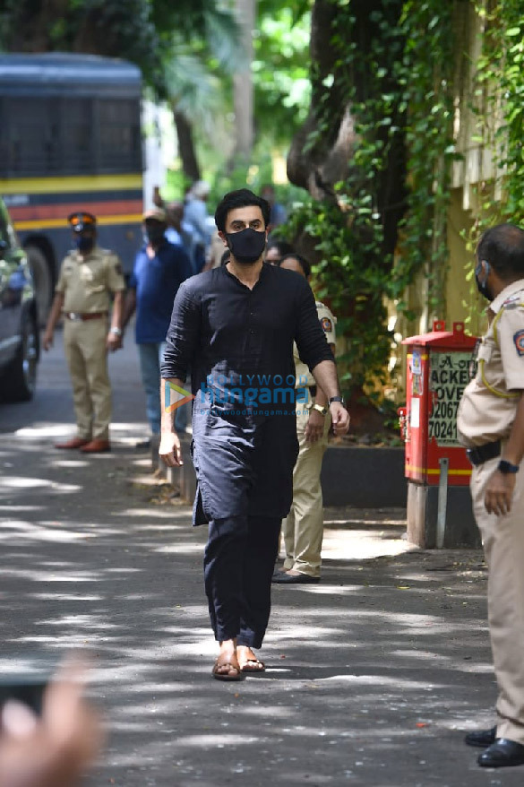 photos celebs arrives at dilip kumars residence to pay their last respects 24