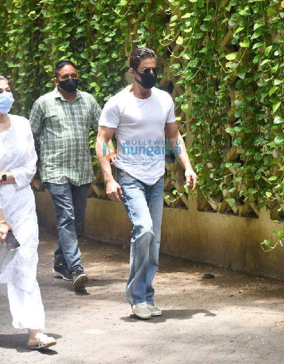 photos celebs arrives at dilip kumars residence to pay their last respects 3 2