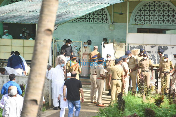 photos celebs snapped at last rites of dilip kumar 3 2