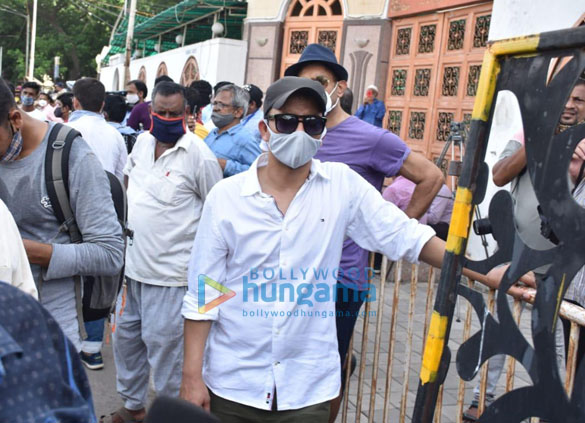 photos celebs snapped at last rites of dilip kumar 987 1