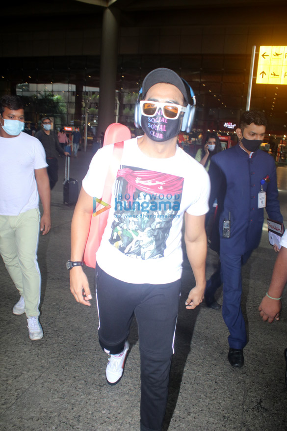 photos gauahar khan zaid darbar and aparshakti khurrana snapped at the airport 4